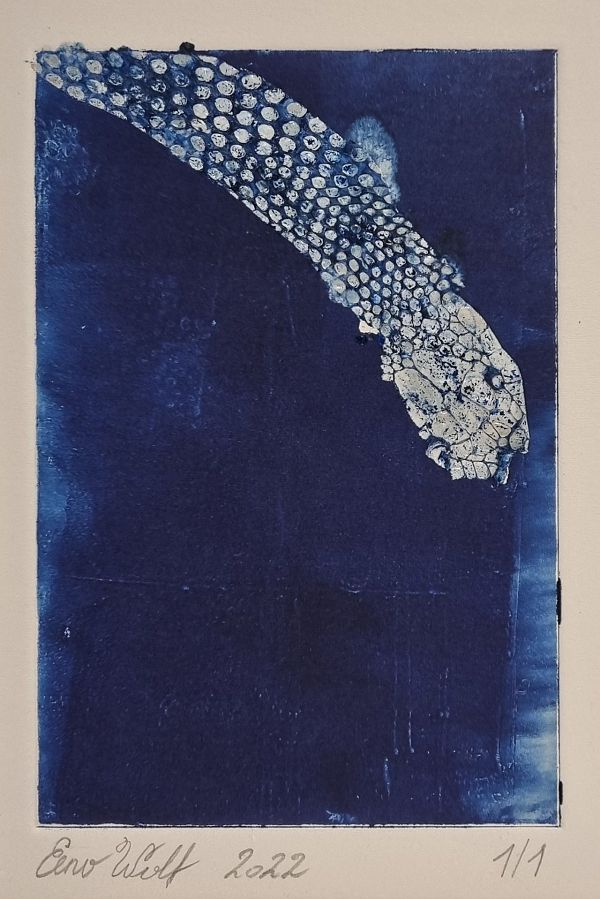 Zeno Wolf "Ein ungebetener Gast" Materialdruck mit Schlangenhaut 15 x 10 cm