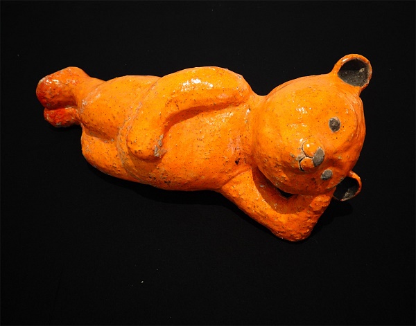 Jeanne Guilloux "Nounours Couche Orange" Raku Keramik 40 x 17 x 17 cm