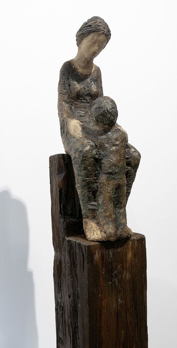 Sebastian Rainer "Halt' mi" Terrakotta mit Altholz-Sokel - 40cm Höhe, Sokelhöhe bis Kind 88cm