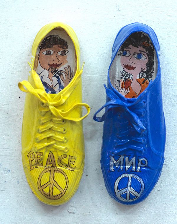 Thitz "Ukraine Peace мир Shoes" 2022 Acryl auf Künstlerschuhen 20 x 30 cm