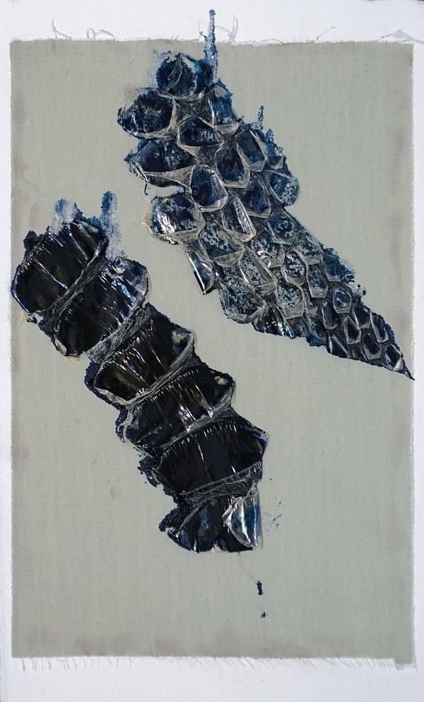 Zeno Wolf "Wunderliche Wesen" Materialdruck mit Schlangenhaut (Anaconda) auf Seide 31,5 x 20 cm