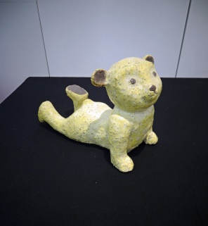 Jeanne Guilloux Nounours sur ventre Jaune Raku Keramik 31 x 15 x 21 cm web